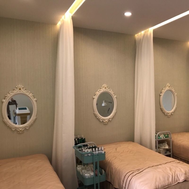 Gambar high quality Cosmetic mirror bathroom mirror hotel bathroom mirror decoration mirror large hanging beauty salon Europe type restoring ancient ways bathroom mirror