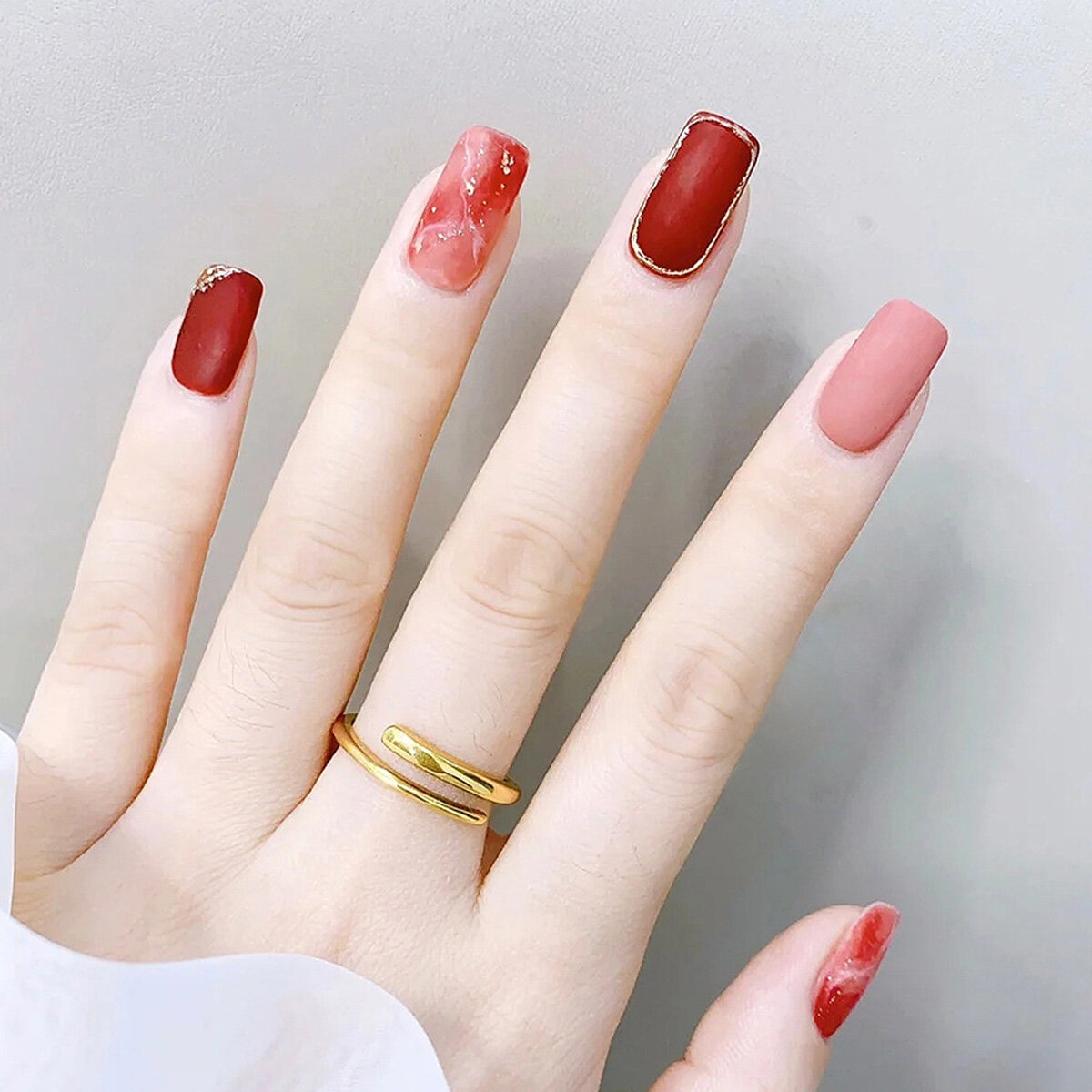 Móng tay giả hình vuông, trung bình, có thiết kế màu bạc bóng móng giả với acrylic long lanh móng tay giả cho nữ 24 chiếc