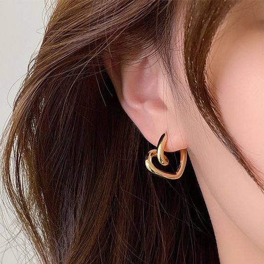 European and American niche high-end design sense twisted hollow out metal love earrings Cold wind blog main network red silver needle earrings