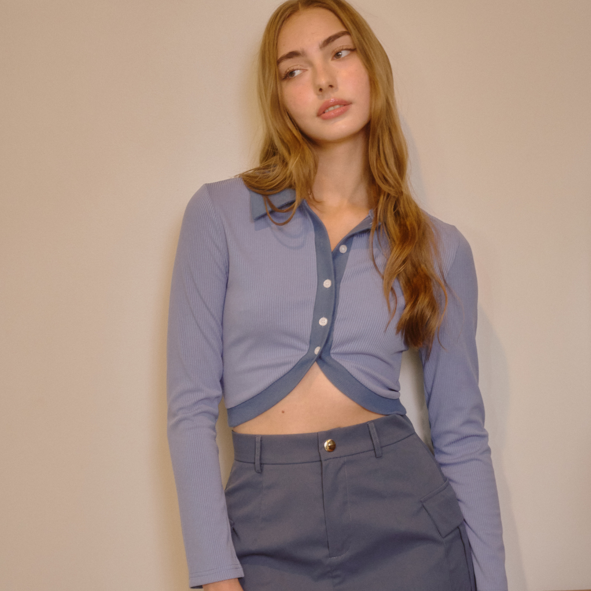 Closet Crush Urban Luxe - เสื้อยืดเเขนยาว คอปก เเต่งกระดุมหน้า สีครีม สีเทา สีน้ำเงิน ราคา 476 บาท*ส่งฟรี