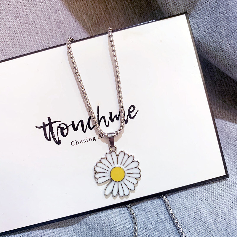 daisy name necklace