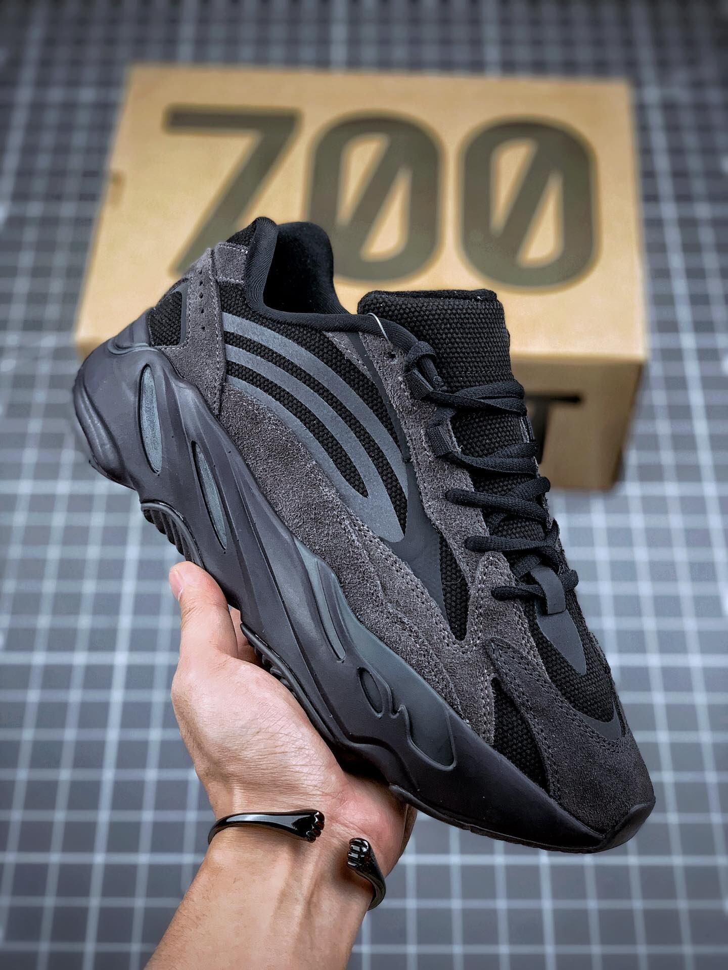 700v2 black