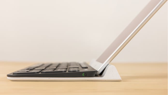 INTEGRATED RUBBER CRADLE HOLDS MOBILE DEVICES