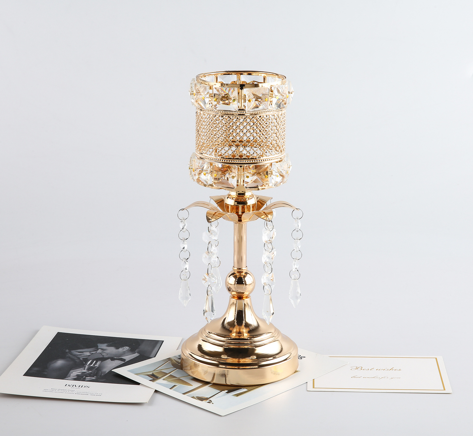 โลหะชุบ Wrought Iron เชิงเทียนงานแต่งงาน Props ถ้วยเทียน Hollow R เชิงเทียนคริสตัล Ornaments