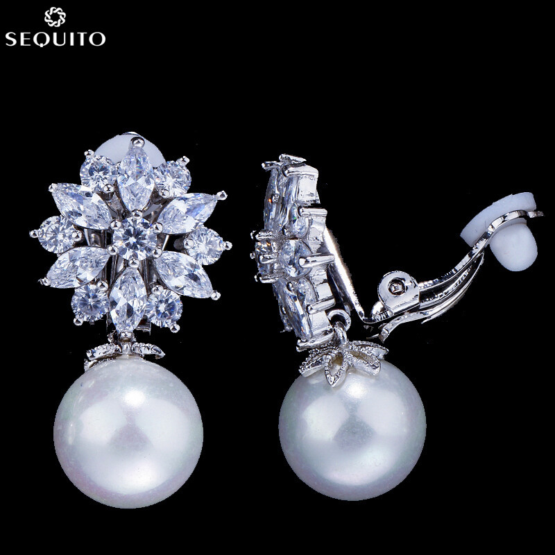 SEQUITO Exquisite Silver Plated Inalid White AAA Cubic Zircon with Big Pearl Drop Flower Non Piercing Clip on Earrings Elegant Women Wedding No Hole Ear Jewelry for Brides SE699 ราคา 291 บาท*ส่งฟรี