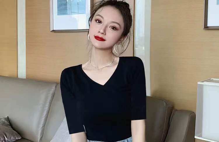 Low-cut neckline in black T-shirt womens short-sleeved V-neck cotton summer design sense niche top half sleeve T-shirt 2022 New