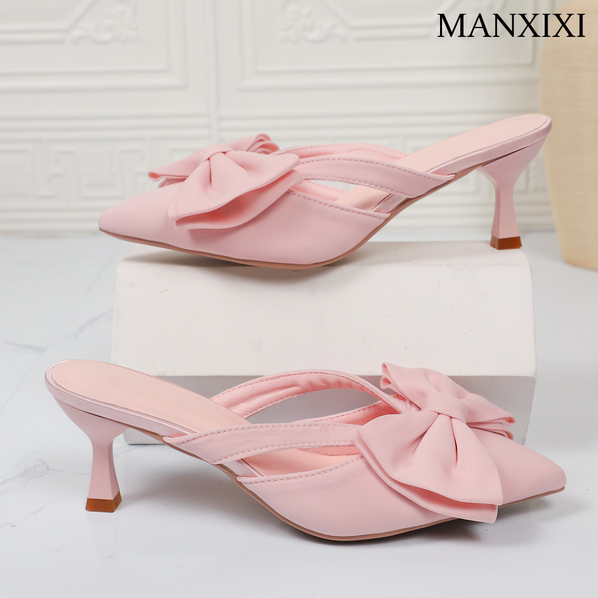 รองเท้าส้นสูง รองเท้าส้นสูงแฟชั่นเสริมบุคลิกทรงสวยหรู MANXIXI รองเท้าไม่มีส้นแฟชั่นสำหรับผู้หญิง โบว์สวย 6.5 ซม. รองเท้าแตะล่อ (ขนาด 36-43) ราคา 448 บาท*ส่งฟรี