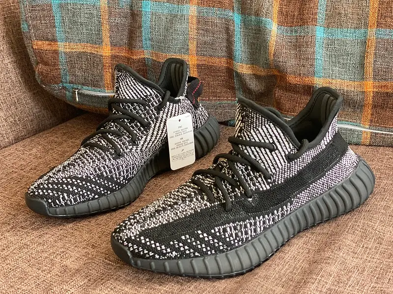 yeezy 350 negro