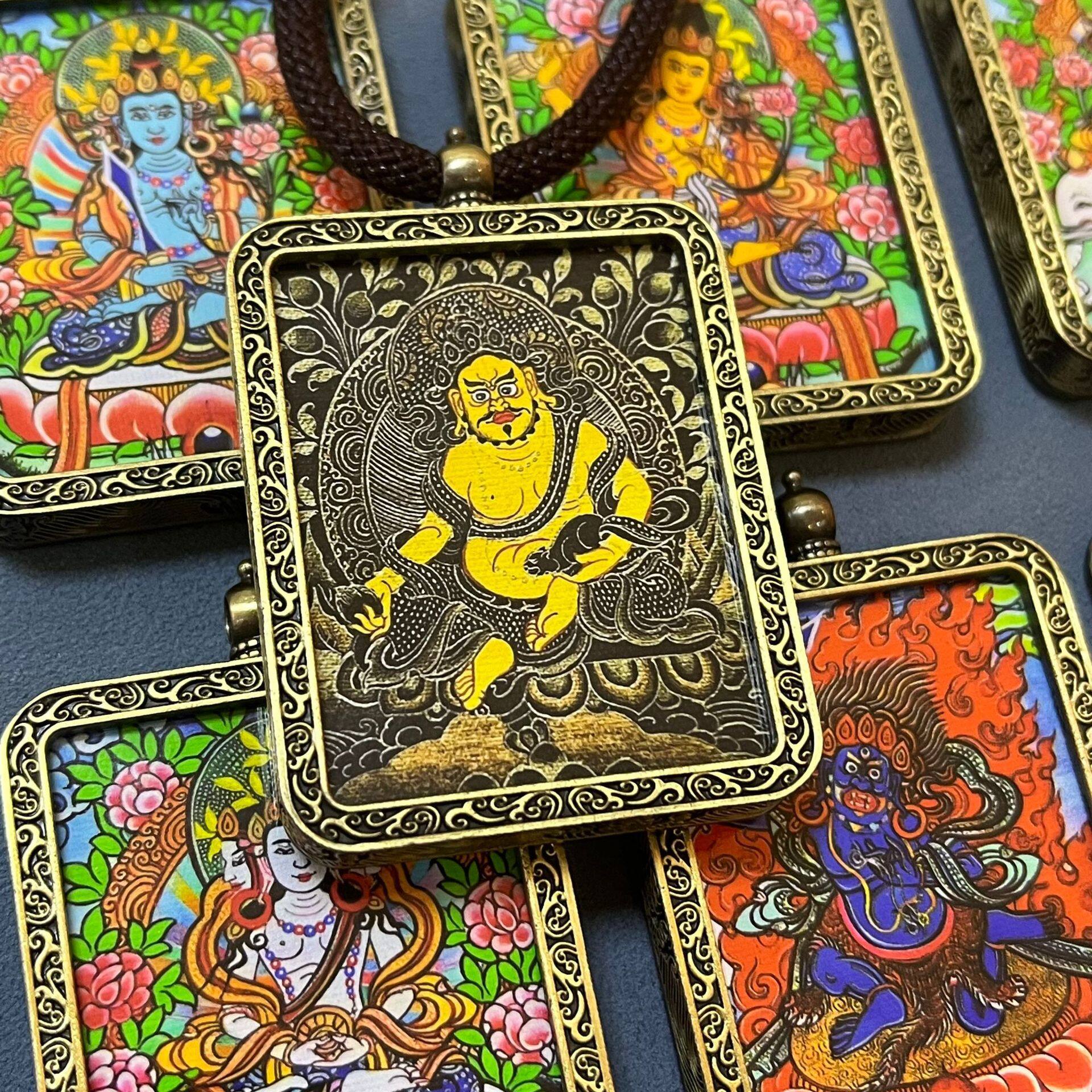 Tangka Mặt dây chuyền zakiram amulet nam ga Wu Vòng cổ dạng hộp vàng thần tài đen Thần Tài lớn màu đ