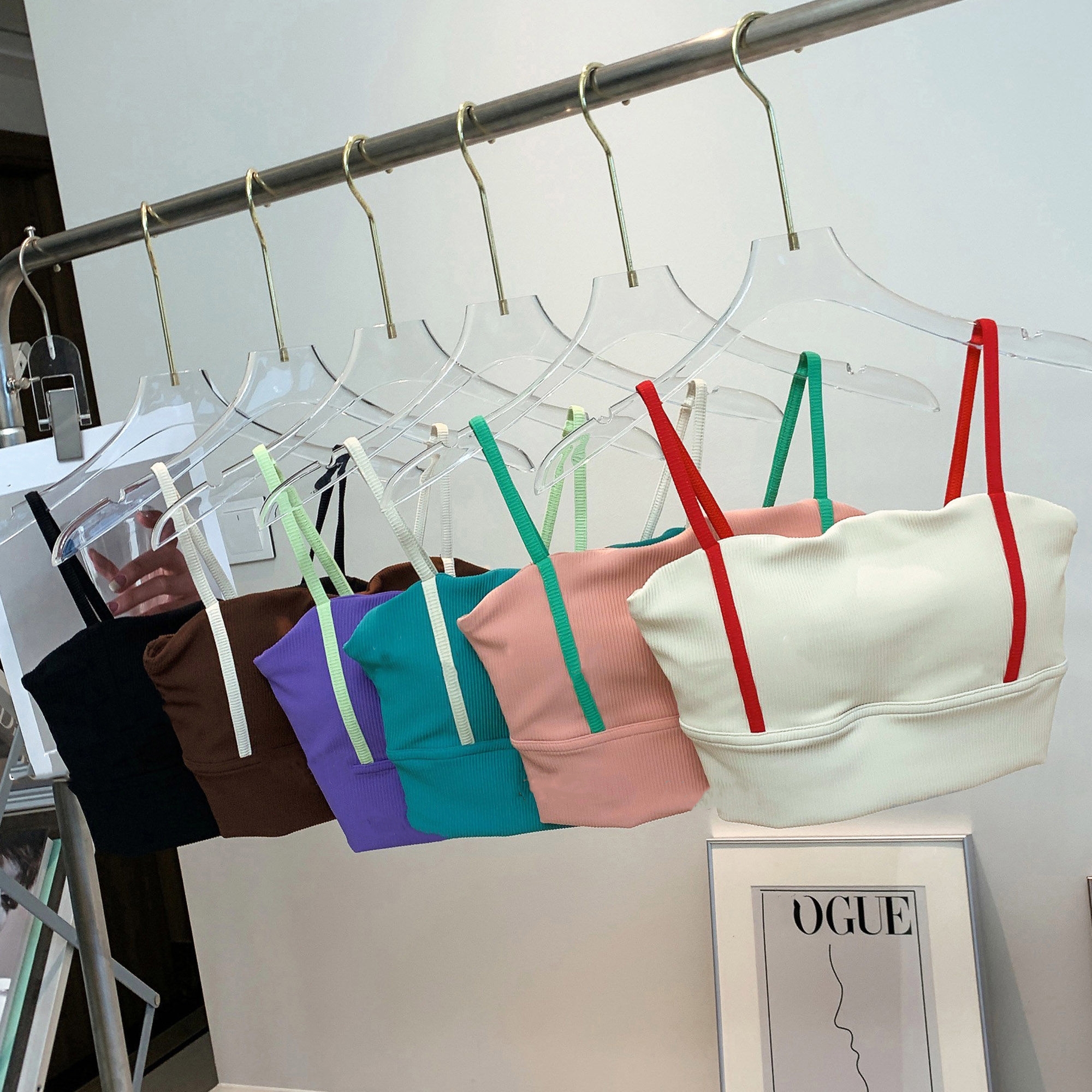 เสื้อกั๊กแขนกุดบางพอดีสีตัดกันทรงสลิมเสื้อกล้ามเกาหลีเสื้อคล้องคอฉบับภาษาเกาหลี,บราชั้นใน,เข้ารูปสำหรับผู้หญิงขอบสีตัดกัน,ชุดชั้นในโยคะ,เกลียวด้านบน,2023 ราคา  15 บาท*ส่งฟรี