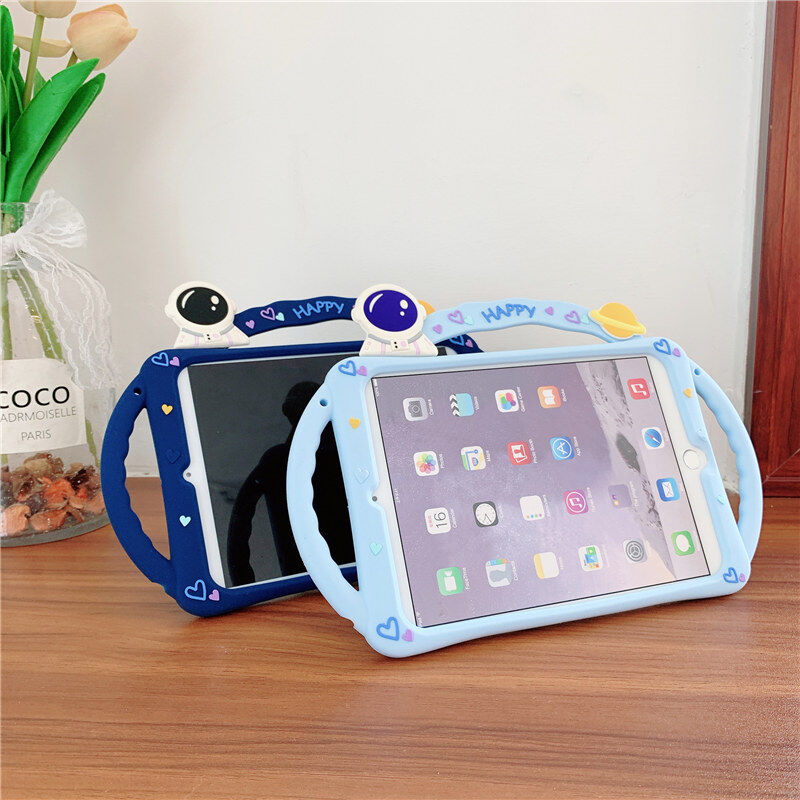 Dành Cho iPad iPad 2/3/4/5/6/7/8/9 Mini 1/2/3/4/5/6th Air1/2/3/4 Pro 10.5 ”/11.0 ốp 2018/2020/2021 Đồ Chơi Phi Hành Gia Không Gian Dễ Thương Ốp Silicon An Toàn Cho Trẻ Em Có Dây Đeo Vai Và Giá Đỡ Có Thể Điều Chỉnh Bút Cảm Ứng Miễn Phí