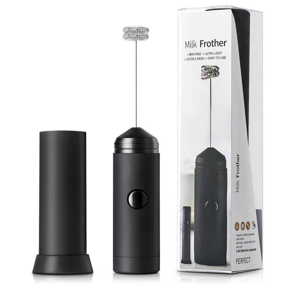 Thép không gỉ eggbeater roi kem cà phê và sữa. Quán Cà Phê roi sữa bong bóng. Cơ sở hộ gia đình với bìa