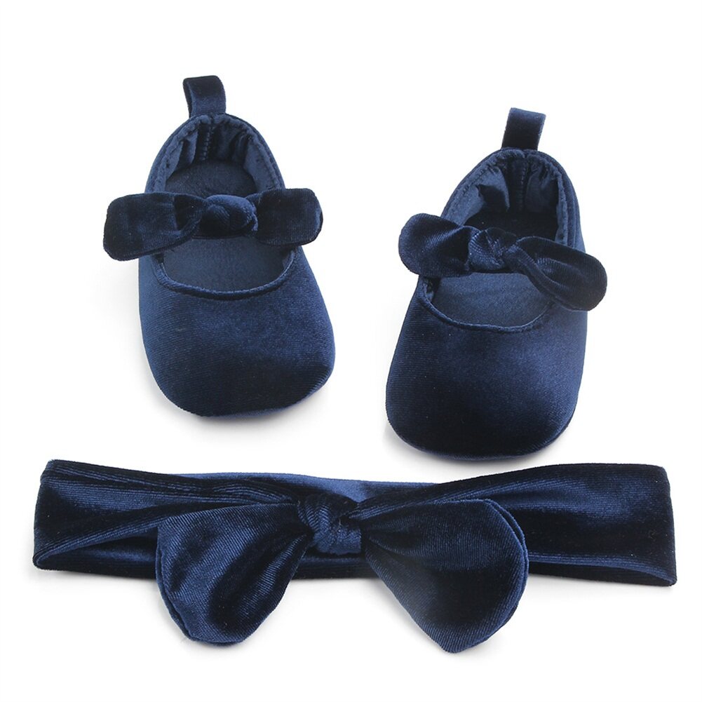 Infant girl deals navy blue shoes