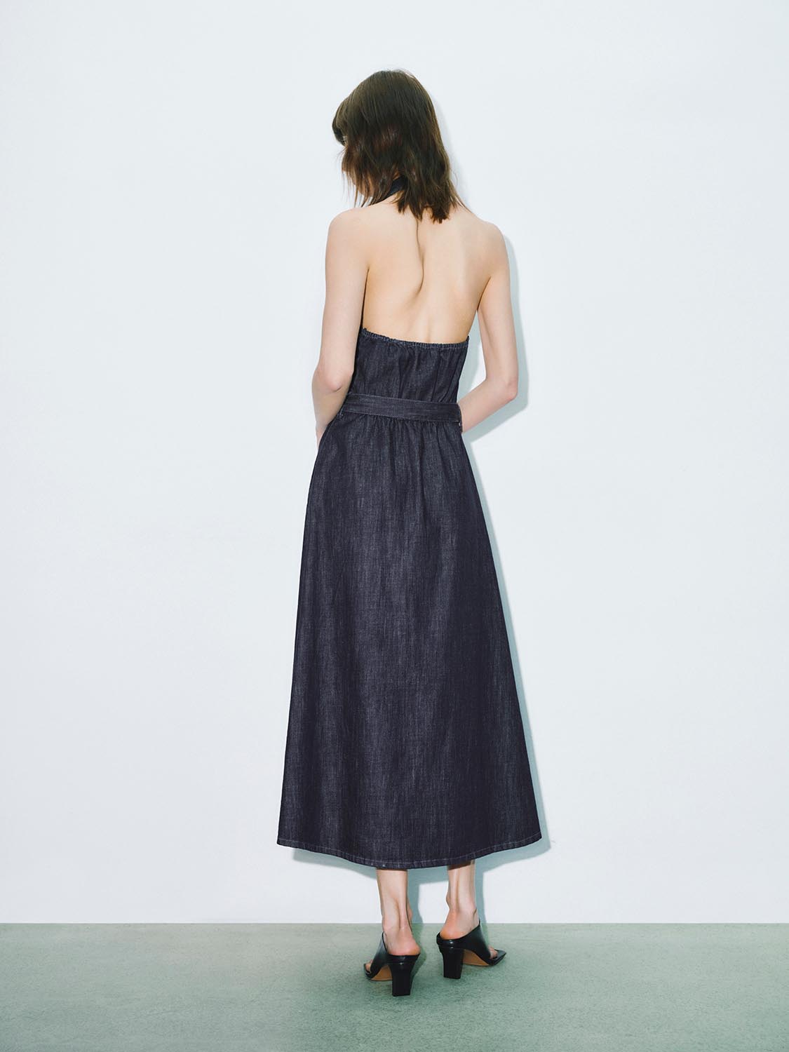 ชุดเดรสผู้หญิง ชุดเดรสแฟชั่นสไตล์เกาหลี Urban Revivo Denim Halter Midi Collection สีน้ำเงิน