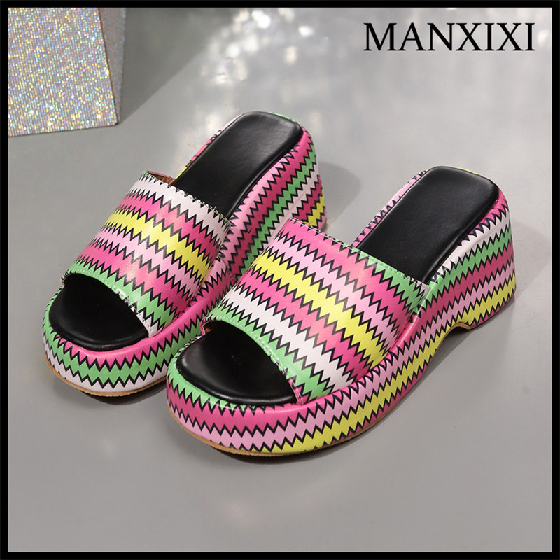 รองเท้าแตะผู้หญิง รองเท้าแตะแฟชั่นพื้นนุ่มเดินสบาย MANXIXI แฟชั่นผู้หญิงส้นเตารีด 8 ซม. รองเท้าแตะลายสวย (ขนาด 36-43) ราคา 503 บาท*ส่งฟรี