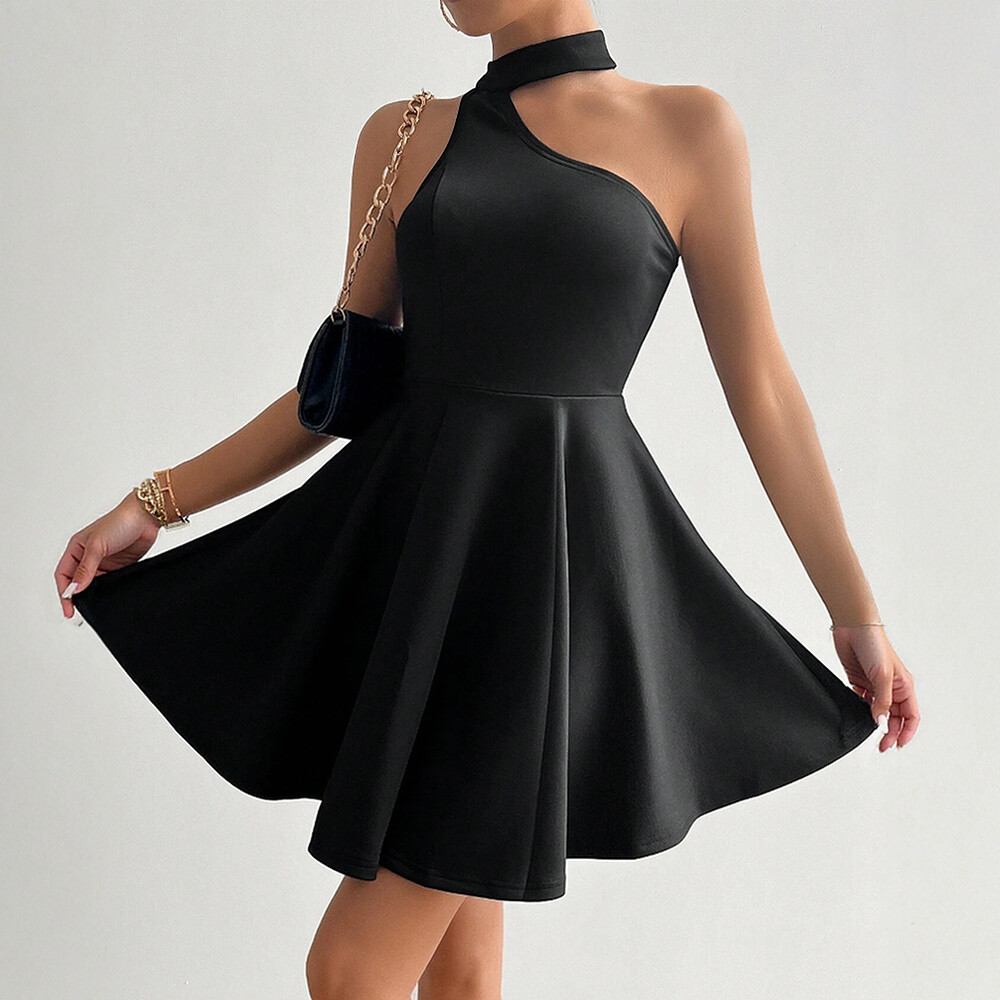 Closet Crush มินิเดรส เกาะอกคล้องคอ กระโปรงสั้นจับจีบ สีดำ ราคา 136 บาท*ส่งฟรี