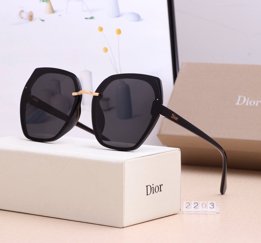 style of glasses for a round face