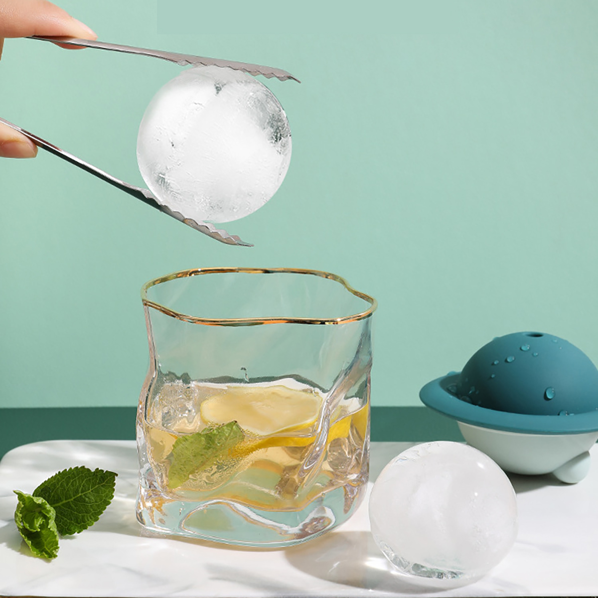 AISAMEFE Circular Ice Making Mold Delivering Small Funnel Whiskey Coffee ราคา 100 บาท*ส่งฟรี