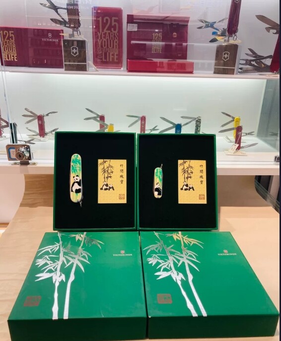 Brand New Victorinox Swiss Army Panda Climber +Classic SD 1.3703 0.6223 2pcs/pack ราคา 1,425 บาท*ส่งฟรี